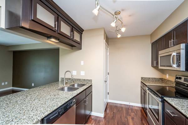 $1,445 / 2br - 879ft2 - AVAIL NOW & A RENT SPECIAL! 2BR CONDO @ 1000 Oakcrest St in IOWA CITY! (1000 Oakcrest St #308, Iowa City, IA)63897405103747123