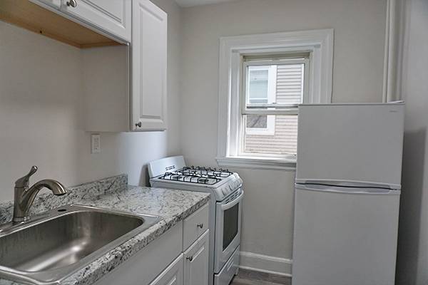 $1,900 / 1br - ** NO FEE ** Nice 1 bed off Adam St in Waltham. Avail NOW. Cat ok63817562576513122