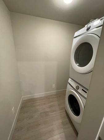 Bright 1BR/Full size W&D/Walk in closet/UG parking/3 elevators/No pets 2