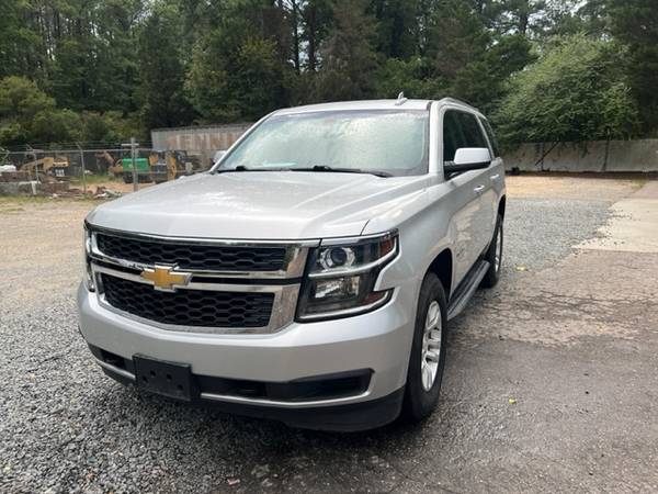 2015 Chevrolet Tahoe LS, plateado, asientos de tercera fila, 50,000 millas, 4WD - $27,900 (Raleigh/Morrisville)63621099647617123