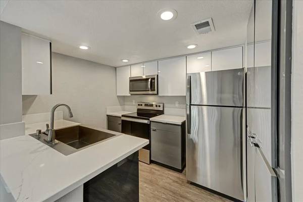 1BR/ 1 BATH- Washer/Dryer! 1