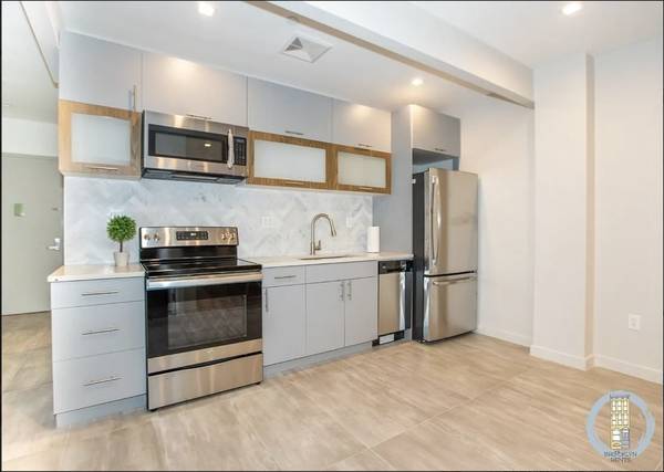 Beautiful🌺1Bd Duplex w/Cozy Finished Bsmt;🌺Shared Courtyard, Laundry! 1
