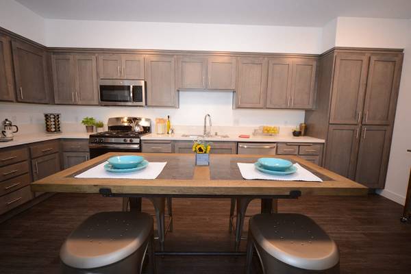 $2,650 / 2br - Large Closets, Lush Landscaping, Carport (Thousand Oaks)63800712115329123