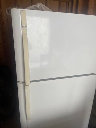 Manija de refrigerador Amana de tamaño completo en el lado izquierdo - $250 (East Wenatchee)439446025243217920