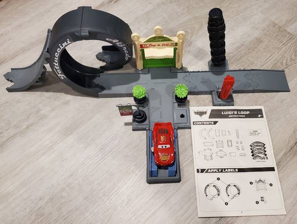 Disney Cars Luigi Loop Playset 1
