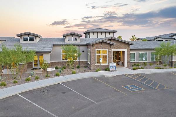 $1,725 / 2br - 1243ft2 - Dual Vanities, Heated Pool with Private Cabanas, Granite Countertops (7601 W Glendale Ave, Glendale, AZ)64047709150851121