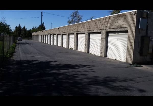 Self Storage Unit 11x21 Clean .... 1