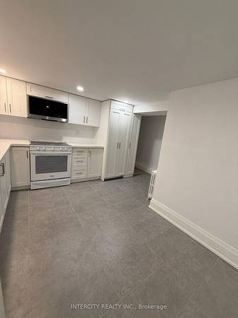 LITLLE ITALY INCREDIBLE VALUE 2 BEDS 1 BATH ENSUITE LAUNDRY 3