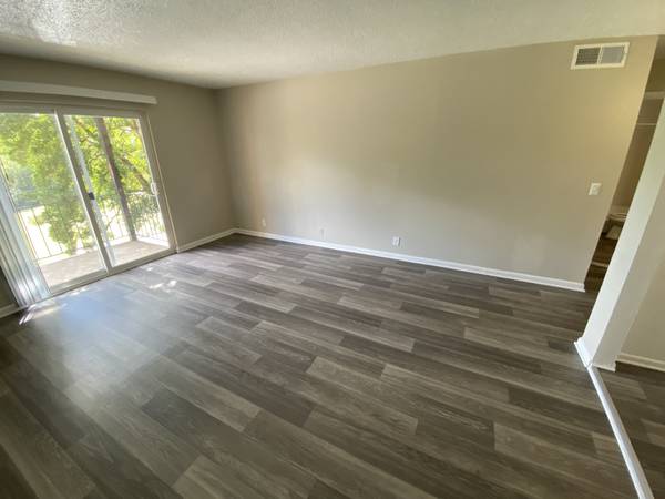 $1,125 / 1br - 800ft2 - First floor one bedroom available now! (hermitage)63680356338051121
