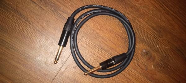 Instrument patch cord.Made by Digiflex and gold plated 1/4 inch mono a 1