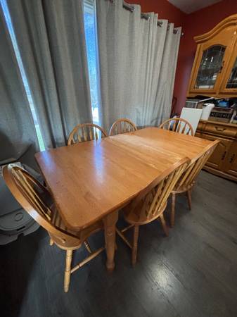 Extendable Dining Table w/ 6 chairs 1