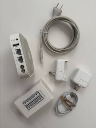 Apple AirPort Express 2nd Generation & Battery Charger A1360 AA 1