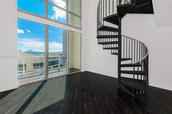$3,200 / 1br - 762ft2 - Feel the Buzz of Our City from this Waterfront Loft! (Met 1- Downtown)64001844869889123