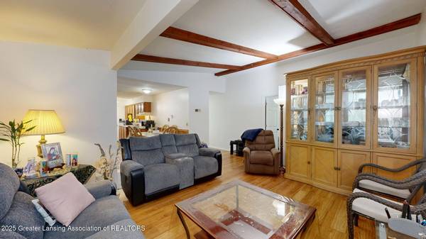 $1 / 3br - 933ft2 - "Techos abovedados, garaje enorme, patio impresionante: ¡una joya en Lansing que debe ver! (Lansing)64196987133825122