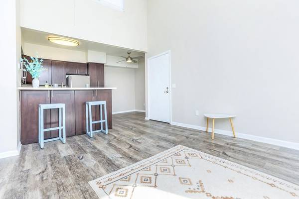 Home Comforts: Cable‑Ready + Breakfast Bar, Feel at Home 1