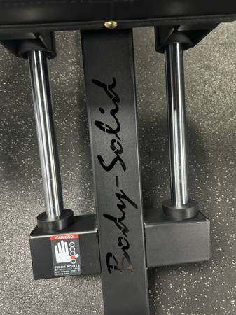 Máquina BodySolid compacta de prensa de piernas - $1,050 (Warwick, RI)63469936274563123