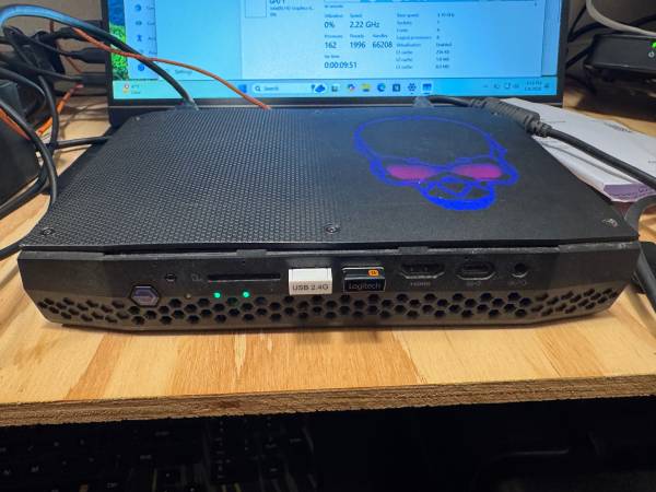 Intel NUC 8i7HNK "HADES CANYON" 1