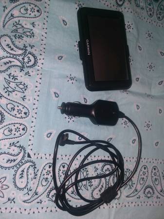 Old-School Garmin Navigation with Charger 1