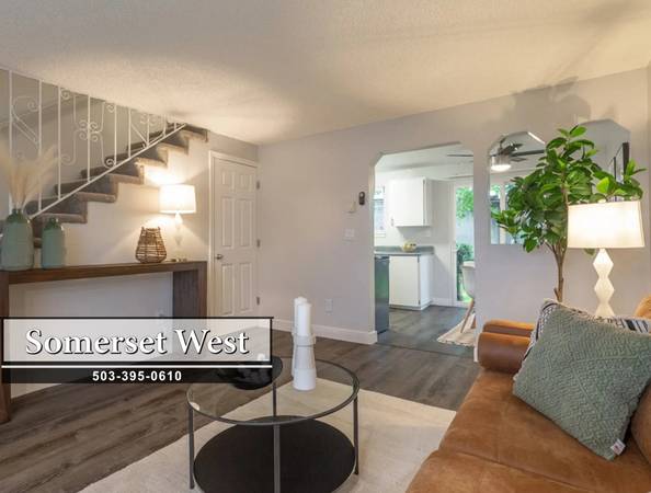 Spacious 2B Apartment with Dining Space, Seasonal Pool | In Portland 1