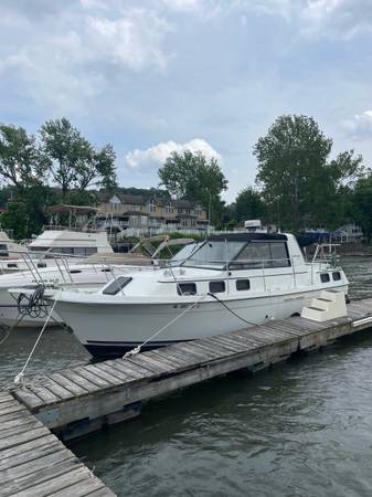 28’ Carver cruising yacht - dual cabins and twin engines 1