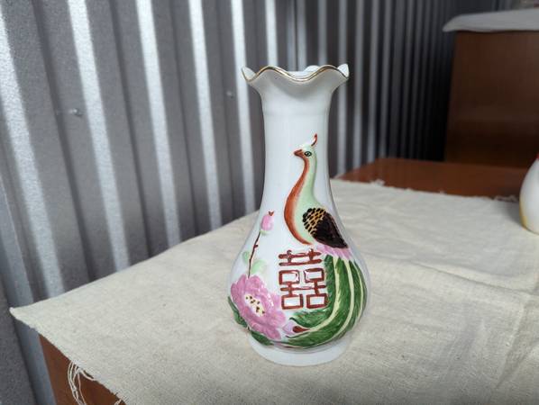 Vintage Chinese Peacock vase 1
