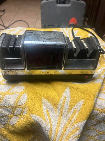 Chef's Choice Model 110 Electric Knife Sharpener 1