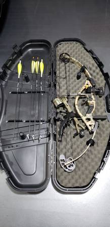 HOYT COMPOUND BOW 1