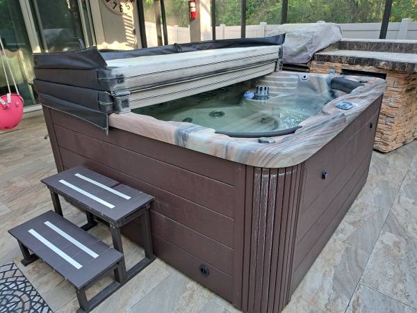 Outdoor bar and Jacuzzi 1