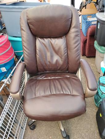 Brown Leather Executive Office Chair 1
