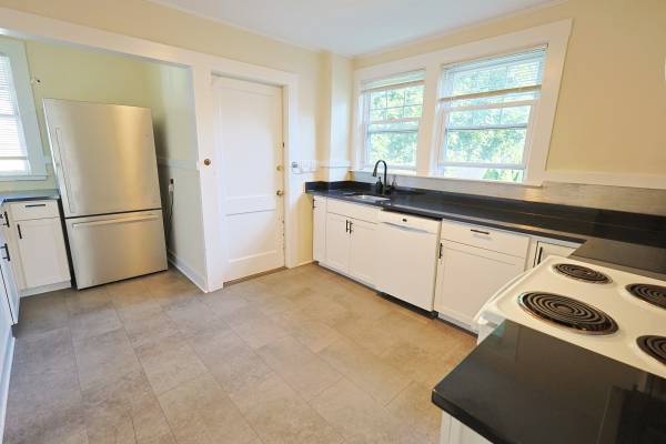 $3,000 / 3br - 1350ft2 - Large 3 Bed, Free Laundry, Watertown by Fresh Pond, Avail Now (Watertown)63996405313922123