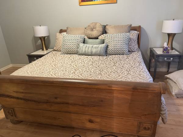 Beautiful Solid Oak King Sleighbed with mattress and boxsprings 1