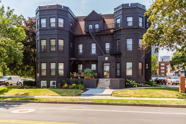 $1,099 Cozy up with your Cutie in This Studio Apartment #210B (241 Alexander Street)