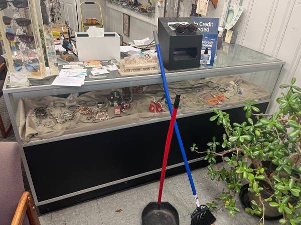 Glass display case 1