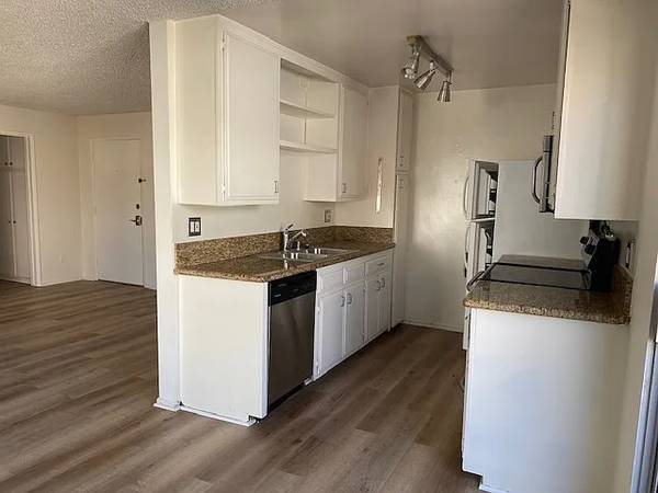 $1,800 / 2br - 800ft2 - New Listing! Sunny 2-Bedroom Beach Retreat in Marina del Rey63879905526915124