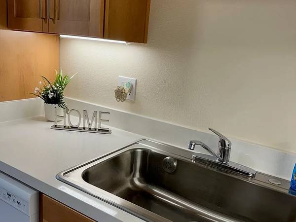 Located in Lake Oswego, Range, 1 bedroom 1