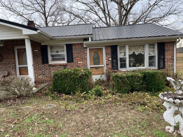 Brick house 1700 sq ft , 17 acres 3 bedrooms 1 1/2 bath 1