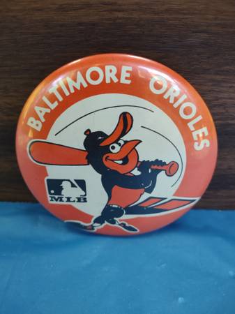 Baltimore Orioles Large Circular Pin with Bird Mascot / Mint 1