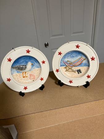 Two plates with stands 1