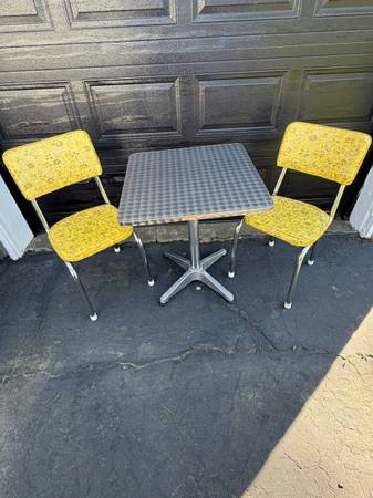 Vintage / Retro Dining Set / Table and 2 Chairs 1