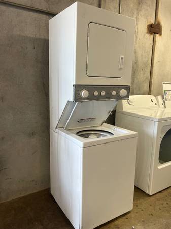 WHIRLPOOL 24' STACKABLE WASHER AND ELECTRIC DRYER 1