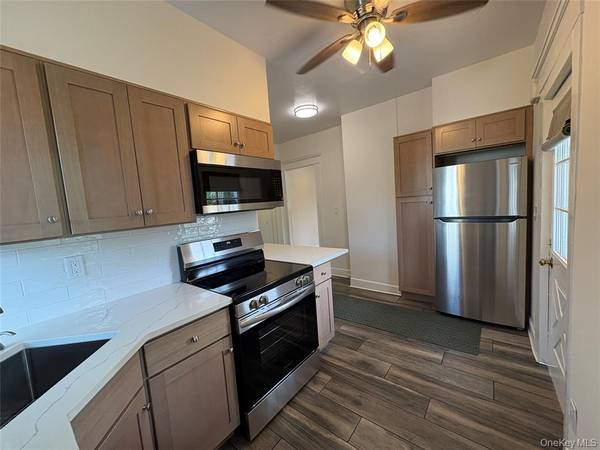 $2,600 / 1br - 750ft2 - Completely renovated one-bed with private entrance + w/d (Hawthorne)64033632576385122