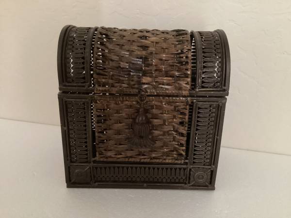 Metal Frame Wicker Chest with Lockable Latch 1