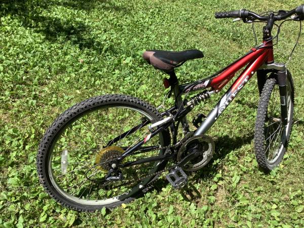24” Quest, Vanquish,mint condition. 1