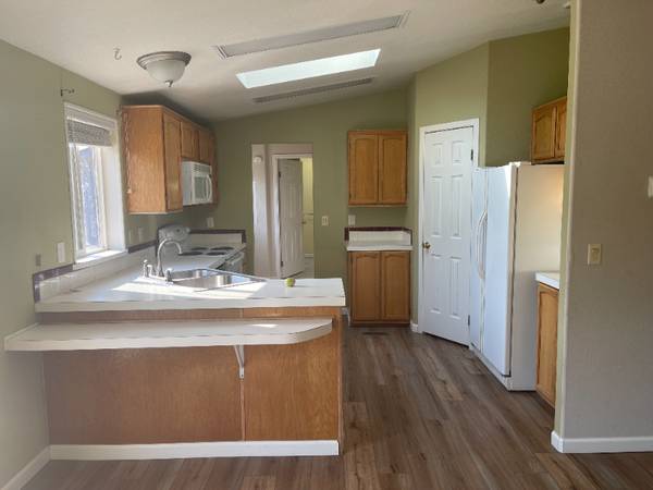 $2750.00 / 4br - 2000ft2 - 916 4th St. S.E., East Wenatchee, WA  9880263828063613313121