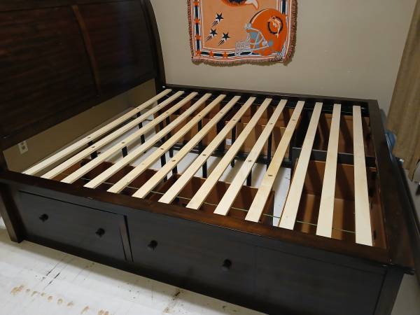 Cali King size bed frame 81x77 cash only! 1