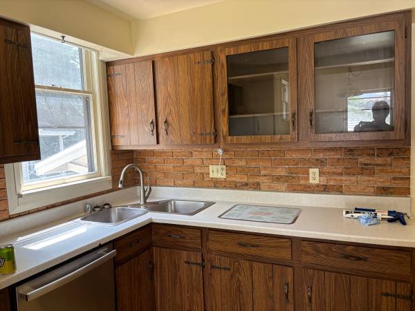 Appleton close in, 1-2 bedroom lower. $900 mo. 1