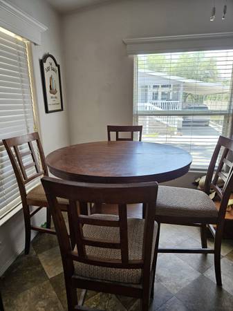 Kitchen table set that seats 4 people 1