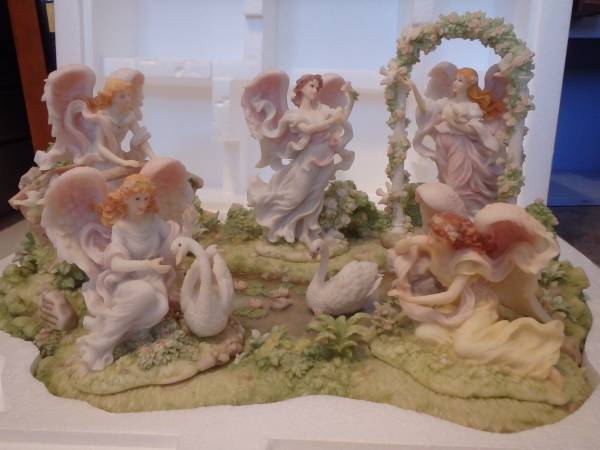 Seraphin Angels - 5 with display base 1