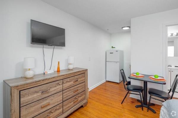 Flat Screen TVs, Free Utilities, Fully Furnished 1