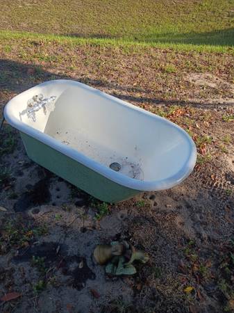 CAST IRON CLAW FEET BATHTUB 1